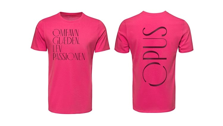 Omfavn glæden. Lev passionen. T-shirt med Opus' payoff på.